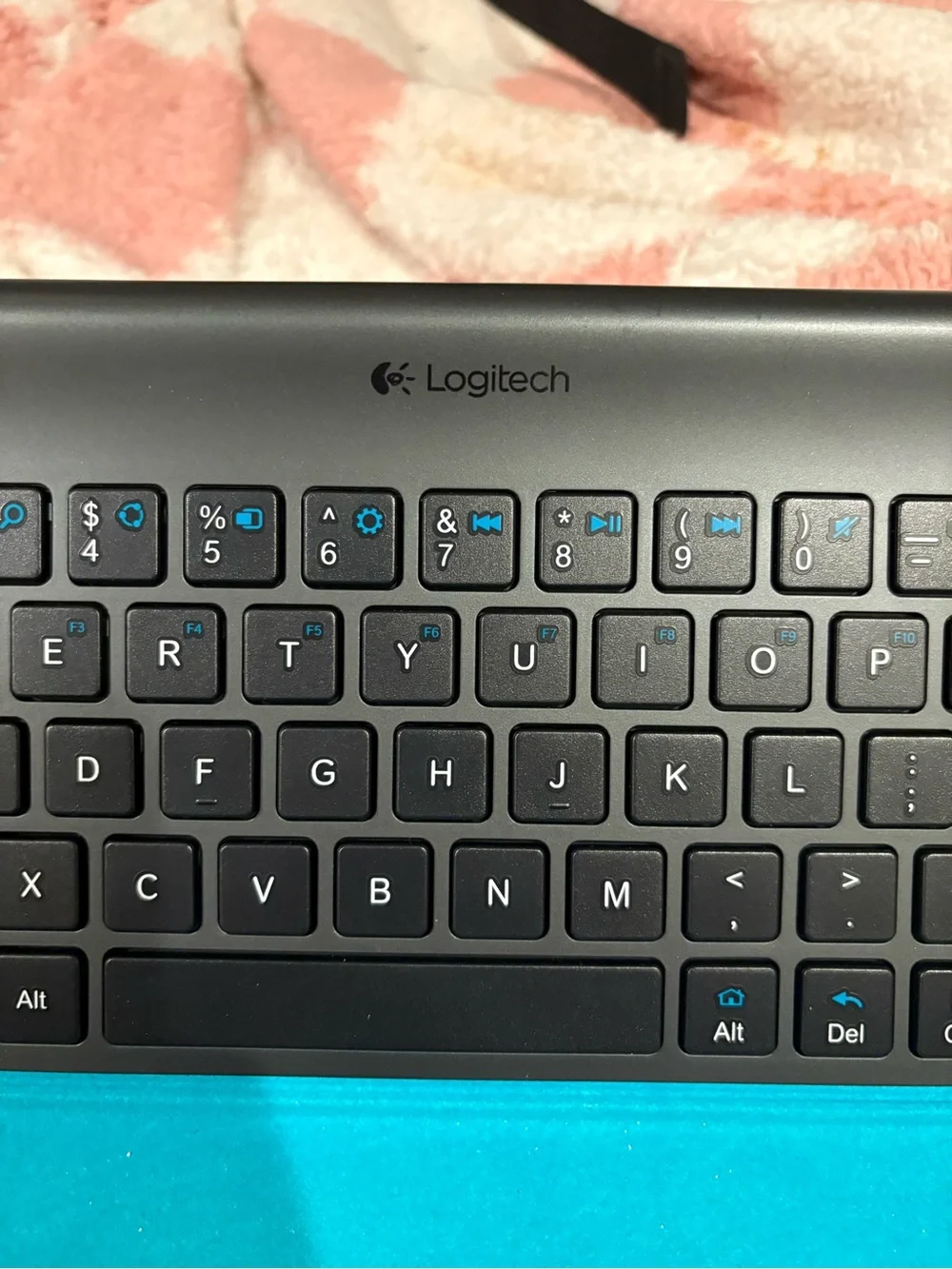 Logitech Bluetooth Tablet Keyboard With Case Graphite with Bright Teal Interior